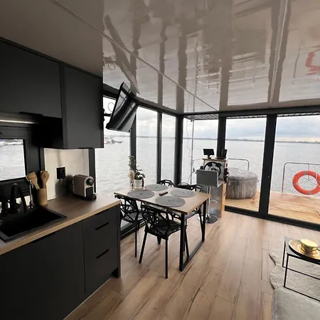 Houseboat Zegrze Hotel na wodzie *