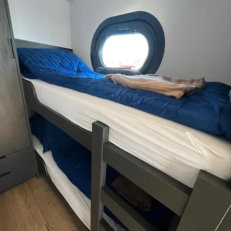 Houseboat Zegrze Úszó hotel