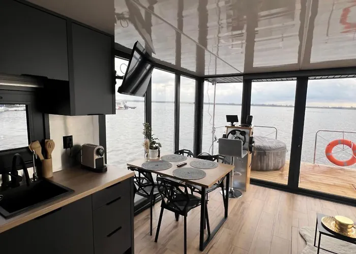 Houseboat Zegrze Úszó hotel *