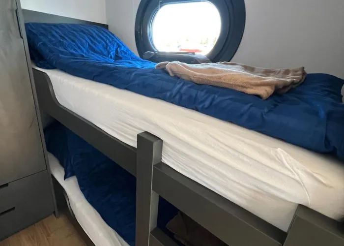 Houseboat Zegrze Úszó hotel